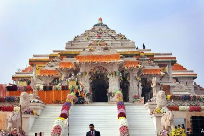 అయోధ్య రామ మందిరం ఆర్-డే రోజున భక్తుల రద్దీ పెరిగింది