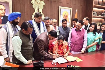1 వ మీట్‌లో, Delhi ిల్లీ క్యాబినెట్ ఓకాస్ హెల్త్ స్కీమ్, ఆడిట్ నివేదికల టాబ్లింగ్