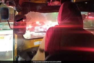 Delhi ిల్లీ మహిళ ఆటో డ్రైవర్‌ను కుమార్తెకు మద్దతుగా మారుస్తుంది, ఆన్‌లైన్‌లో హృదయాలను గెలుచుకుంటుంది