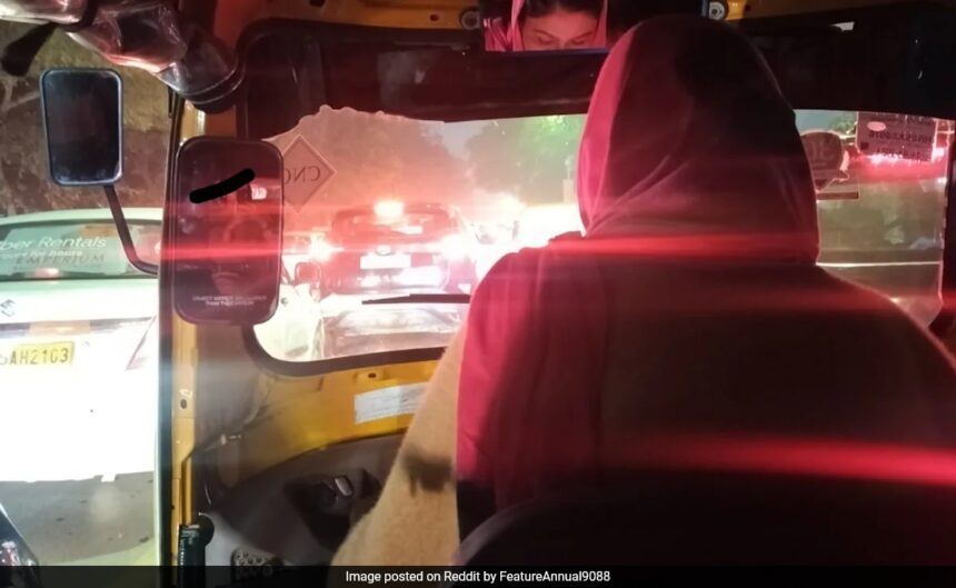 Delhi ిల్లీ మహిళ ఆటో డ్రైవర్‌ను కుమార్తెకు మద్దతుగా మారుస్తుంది, ఆన్‌లైన్‌లో హృదయాలను గెలుచుకుంటుంది