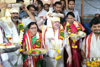 Vemulawada rajanna: వేములవాడ వేములవాడ రాజన్న పట్టువస్త్రాలు సమర్పించిన మంత్రి మంత్రి పొన్నం ప్రభాకర్ ... వైభవంగా వైభవంగా మహాశివరాత్రి మహాశివరాత్రి ..