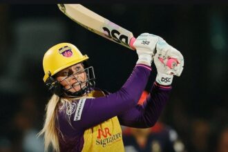 WPL యొక్క మొట్టమొదటి సూపర్ ఓవర్లో యుప్ వారియర్జ్ RCB ని ఓడించడంతో సోఫీ ఎక్లెస్టోన్ ప్రకాశిస్తుంది