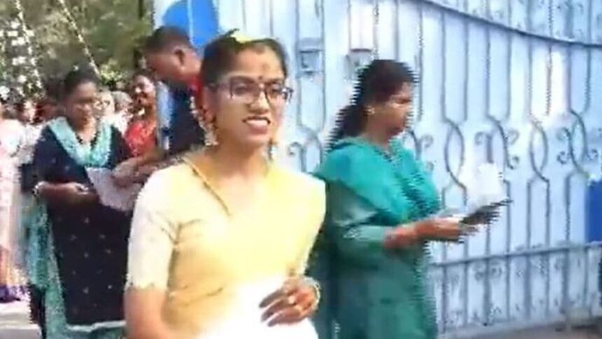 ఓవైపు ఓవైపు .. మరోవైపు మరోవైపు మరోవైపు .. పెళ్లి పెళ్లి దుస్తుల్లోనే గ్రూప్ -2 ఎగ్జామ్ సెంటర్‌కు నవ నవ వధువు వధువు!