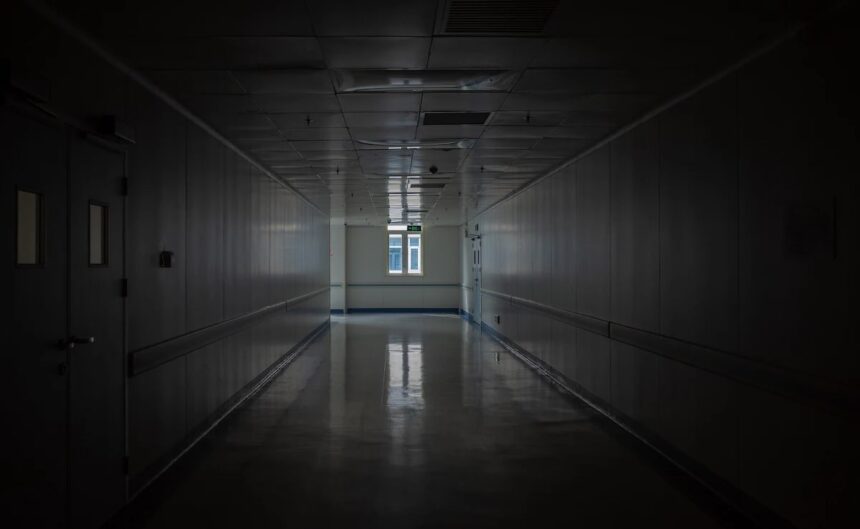 కర్ణాటకలో గాయానికి బదులుగా నర్సు ఫెవిక్విక్ ను సస్పెండ్ చేసింది