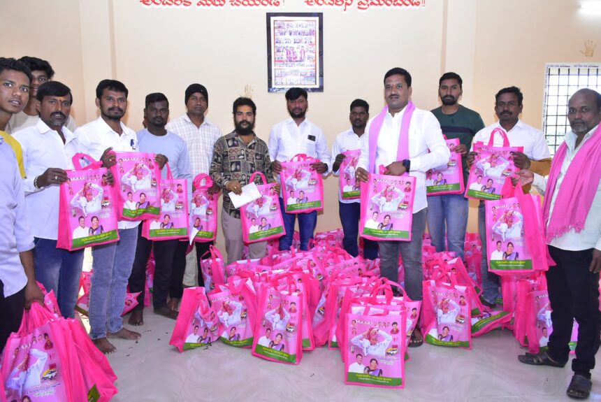 కెసిఆర్ జన్మదిన జన్మదిన సందర్భంగా తాజ్పూర్ లో ఇంటింటికీ జ్యూట్ బ్యాగ్స్ పంపిణీ