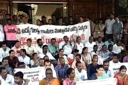 టీటీడీ బోర్డు సభ్యులు వర్సెస్ ఉద్యోగులు ఉద్యోగులు, ఆ ఆ చర్యలకు డిమాండ్- ఉద్యోగ ఉద్యోగ సంఘాలతో అధికారుల- ttd ఉద్యోగులు బోర్డు సభ్యులపై డిమాండ్ చర్యను నిరసిస్తూ, ఆంధ్ర ప్రదేశ్ న్యూస్