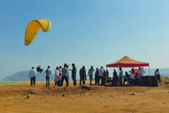 ట్రాఫిక్ నివారించడానికి మహారాష్ట్ర విద్యార్థి పారాగ్లైడ్స్ కాలేజీకి పారాగ్లైడ్స్