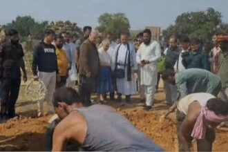 తన 12 వ పర్యటన సందర్భంగా భారతదేశంలో ఖననం