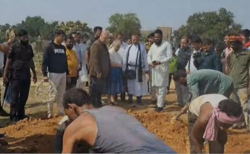 తన 12 వ పర్యటన సందర్భంగా భారతదేశంలో ఖననం