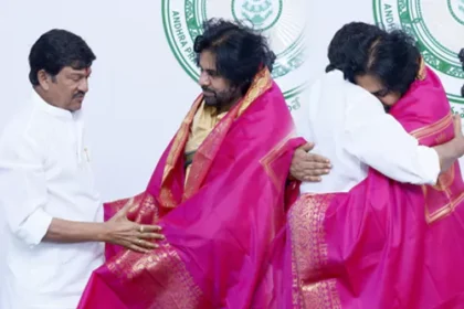 పవన్‌కళ్యాణ్‌తో రాజేంద్రప్రసాద్‌ భేటీ .. వైరల్‌ వైరల్‌ ఫోటోలు!