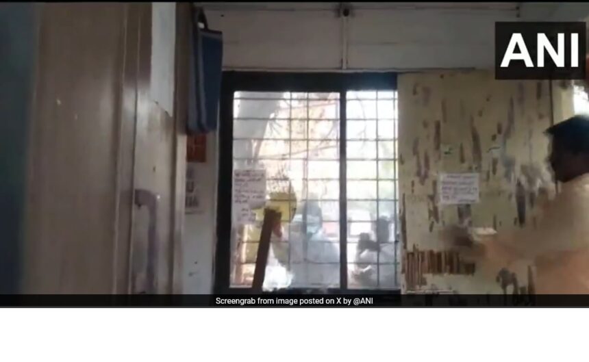 పోలీస్ స్టేషన్ నుండి కేవలం 100 మీటర్ల దూరంలో ఉన్న బస్సు లోపల పూణే మహిళపై అత్యాచారం జరిగింది