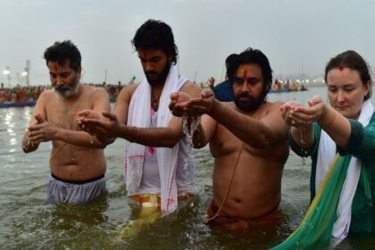 మహాకుంభ మేళాలో పవన్ పవన్ కల్యాణ్ కల్యాణ్ కల్యాణ్ కుటుంబ కుటుంబ సమేతంగా పుణ్యస్నానం- ap డిప్యూటీ సెం