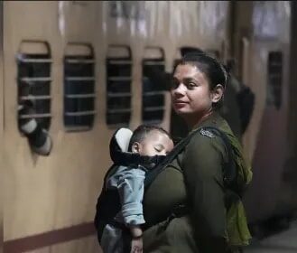 రైల్వే స్టేషన్‌లో ఆర్‌పిఎఫ్ ఆఫీసర్ పెట్రోలింగ్