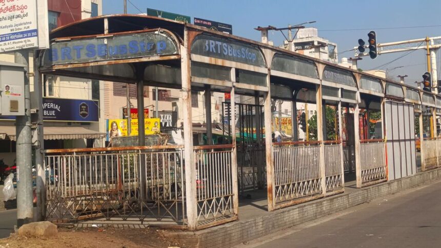 15 ఏళ్లుగా ఎదురు చూపులు చూపులు .. వృధాగా వృధాగా బెజవాడ బీఆర్‌టిఎస్‌ కారిడార్‌ కారిడార్‌ ...