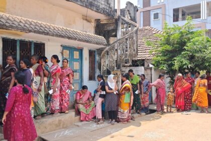 Ap ration e -kyc: నత్తనడకన నత్తనడకన ఈకేవైసీ - బారులు బారులు తీరుతున్న ప్రజలు ప్రజలు, తప్పని ఇక్కట్లు ...!