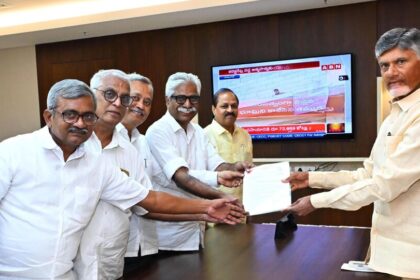 TDP పై cpm: పార్లమెంట్ పార్లమెంట్ సీట్ల టీడీపీ మౌనం రాష్ట్రానికి ప్రమాదకరం ప్రమాదకరం .. పార్లమెంటులో ప్రశ్నించాలని సీపీఎం సీపీఎం సీపీఎం