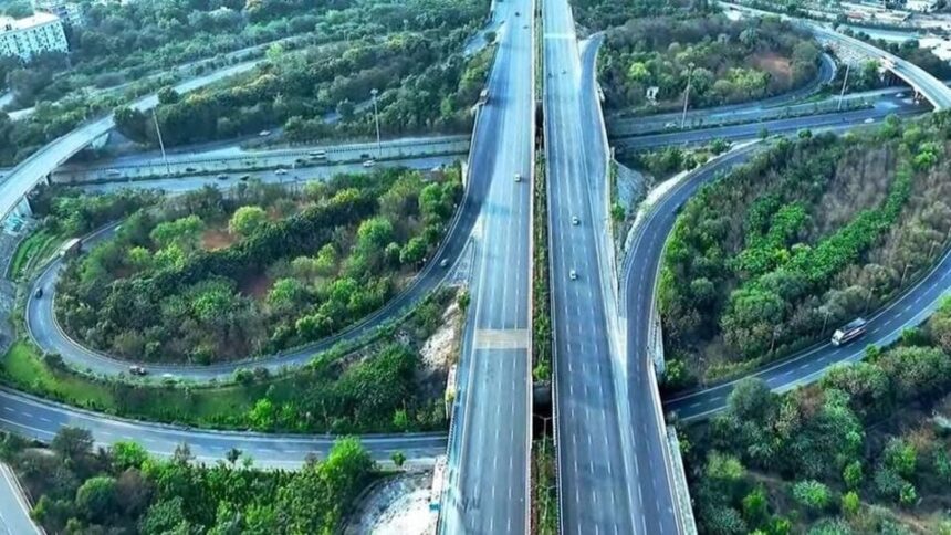 అధ్వాన్నంగా హైదరాబాద్ ఔటర్‌ రింగ్‌ రింగ్‌ రోడ్డు రోడ్డు నిర్వహణ నిర్వహణ వాహనదారులు వాహనదారులు వాహనదారులు వాహనదారులు!