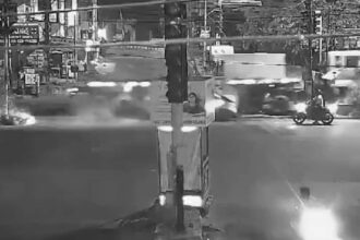 ఇన్నోవా డ్రైవర్ నియంత్రణను కోల్పోతాడు, రామ్స్ లారీ, తరువాత బైకర్‌ను తాకుతాడు. 5 గాయపడ్డారు