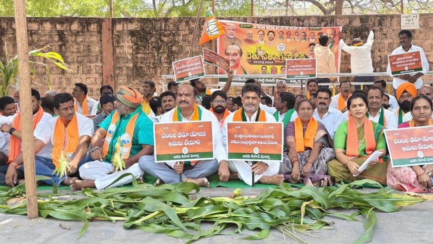 కరీమ్నగర్ bjp: కరీంనగర్ లో రోడ్డెక్కిన కమలదళం కమలదళం - రైతు సమస్యలపై కలెక్టరేట్ ముందు ముందు ముందు