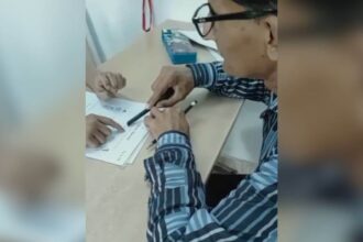 కెమెరాలో, నోయిడా పాఠశాల ఉపాధ్యాయుడు ప్రత్యేక అవసరాల పిల్లవాడిని కొట్టాడు, కేసు దాఖలు