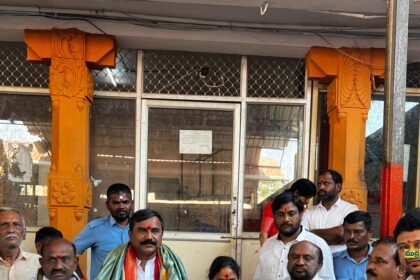 కొండగట్టు అంజన్న దర్శించుకున్న ఎమ్మెల్సీ చిన్నామైల్ అంజి రెడ్డి రెడ్డి