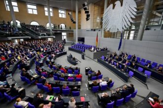 జర్మనీ యొక్క కొత్త పార్లమెంటులో ఆశ్చర్యకరమైన ముఖాలు కుడి-కుడి-కుడి ఉద్భవిస్తాయి