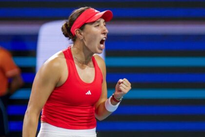 జెస్సికా పెగ్యులా ఎమ్మా రాడుకానును టీనేజర్ అలెగ్జాండ్రా ఈలాతో మయామి సెమీఫైనల్ ఘర్షణను కలిగి ఉంది