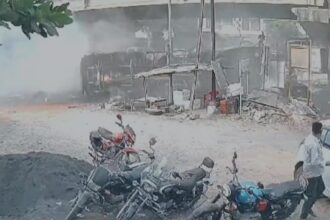 ట్యాంకర్ నియంత్రణను కోల్పోతాడు, ఫ్లైఓవర్ నుండి డ్రైవ్ చేస్తాడు, మండే నూనెను చల్లుతాయి