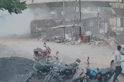 ట్యాంకర్ నియంత్రణను కోల్పోతాడు, ఫ్లైఓవర్ నుండి డ్రైవ్ చేస్తాడు, మండే నూనెను చల్లుతాయి