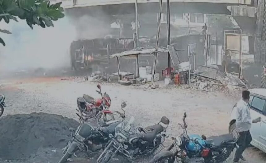 ట్యాంకర్ నియంత్రణను కోల్పోతాడు, ఫ్లైఓవర్ నుండి డ్రైవ్ చేస్తాడు, మండే నూనెను చల్లుతాయి