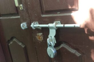 తాళం వేసి ఉన్న ఇంట్లో ఇంట్లో