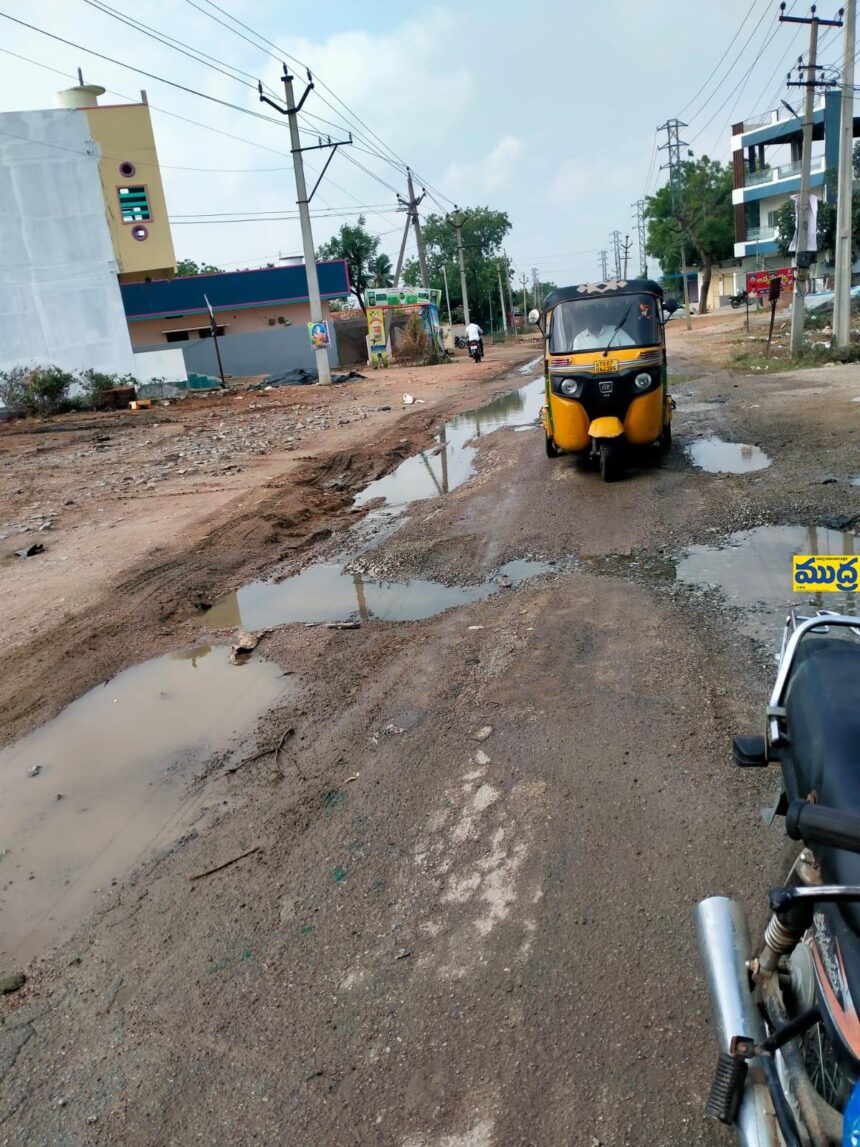 తుంగతుర్తి -వెలుగుపల్లి మెయిన్ రోడ్డుపై ప్రవహిస్తున్న మురుగునీటి ప్రవాహం