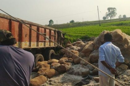 దూసుకొచ్చిన మృత్యువు .. పత్తి పత్తి గింజల బస్తాలు మీదపడి ఇద్దరు మహిళా కూలీలు కూలీలు కూలీలు