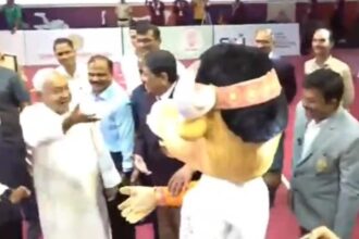 నేషనల్ గీతం ప్రకటించింది, నితీష్ కుమార్ స్పోర్ట్స్ ఈవెంట్‌లో వేదికపైకి నడుస్తాడు