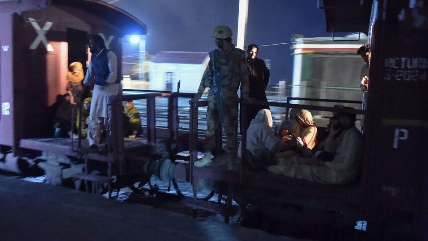 పాకిస్తాన్ రైలు హైజాక్: 16 మంది బలూచ్ తీవ్రవాదుల హతం; కొనసాగుతున్న కమాండో- పాకిస్తాన్ రైలు హైజాక్ భద్రతా దళాలు 16 ఉగ్రవాదులను రెస్క్యూ 104 బందీలను చంపేస్తాయి,