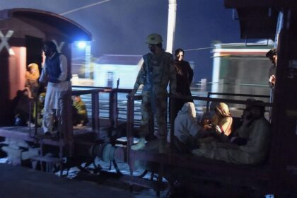 పాకిస్థాన్‌లో రైలు రైలు హైజాక్ .. 30 మంది సైనికులు సైనికులు మృతి మృతి .. ఉగ్రవాదుల ఉగ్రవాదుల డిమాండ్స్ డిమాండ్స్ డిమాండ్స్ డిమాండ్స్!