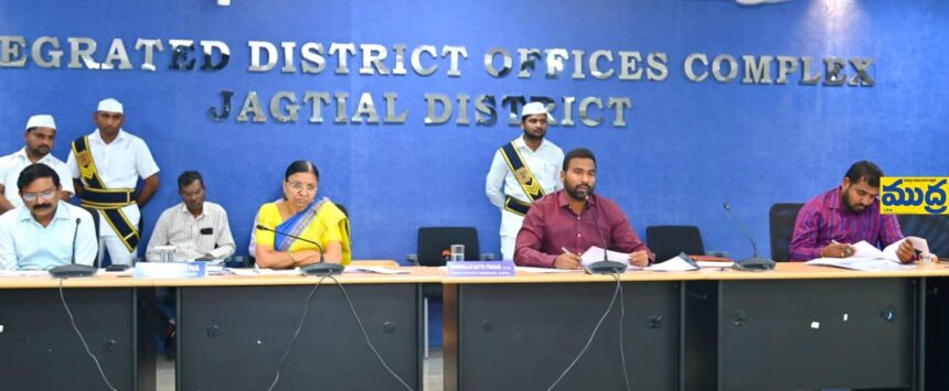 ప్రజావాణి దరఖాస్తులకు అధిక ప్రాధాన్యత ఇచ్చి పరిష్కరించాలి