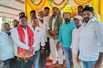 ప్రముఖులను సన్మానించిన ఎల్లమ్మ తల్లి కమిటీ నిర్వాహకులు