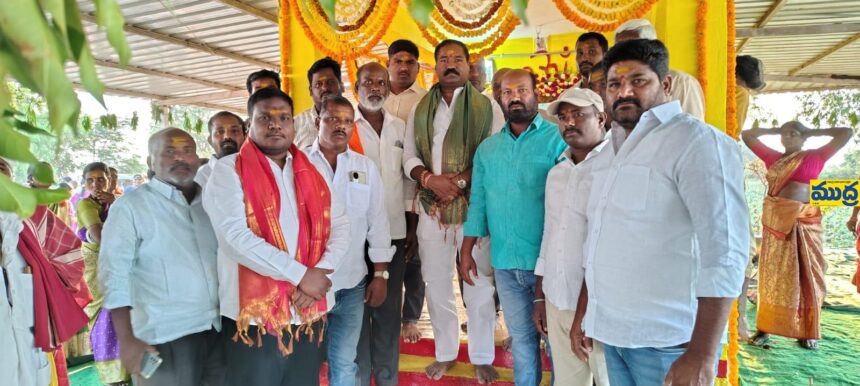 ప్రముఖులను సన్మానించిన ఎల్లమ్మ తల్లి కమిటీ నిర్వాహకులు