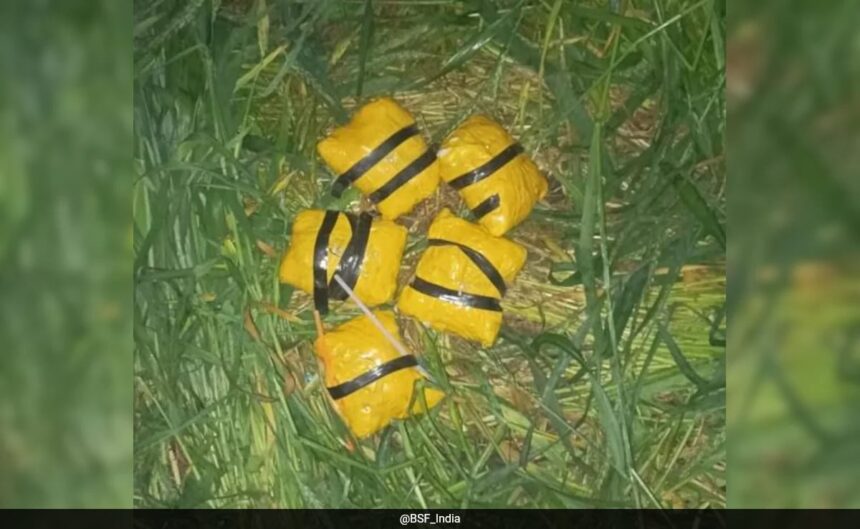 బోర్డర్ ఫోర్స్ రాజస్థాన్‌లో పాక్ డ్రోన్ చేత పడిపోయిన డ్రగ్ ప్యాకెట్ కోలుకుంటుంది