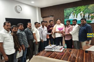 మంథని డివిజన్ డివిజన్ మీడియా ప్రెస్ క్లబ్ క్లబ్ ప్రారంభోత్సవానికి మంత్రి మంత్రి శ్రీధర్ బాబును ఆహ్వానిస్తున్న క్లబ్ అధ్యక్షులు అధ్యక్షులు, సభ్యులు