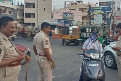 యూ యూ దోస్తీ .. జనం జనం ప్రైవసీతో కుస్తీ కుస్తీ… బెజవాడ పోలీసుల తీరుపై తీరుపై తీరుపై- సోషల్ మీడియాలో ప్రచారం కోరే విజయవాడ విధానాలపై విమర్శలు, ఆంధ్ర.