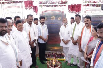 వనపర్తి జిల్లాలోని జిల్లా జిల్లా పరిషత్ పరిషత్ పాఠశాల పాఠశాల రూ రూ .550 కోట్ల కోట్ల నిధులతో అభివృద్ధి పనులకు పనులకు శంకుస్థాపనలు చేసిన ముఖ్యమంత్రి రేవంత్ రేవంత్ రెడ్డి రెడ్డి