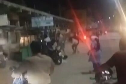 వీధి పోరాటం: మహబూబాబాద్‌లో భూ వివాదంలో నడిరోడ్డుపై నడిరోడ్డుపై .. సోషల్ మీడియాలో మీడియాలో వీడియో వీడియో