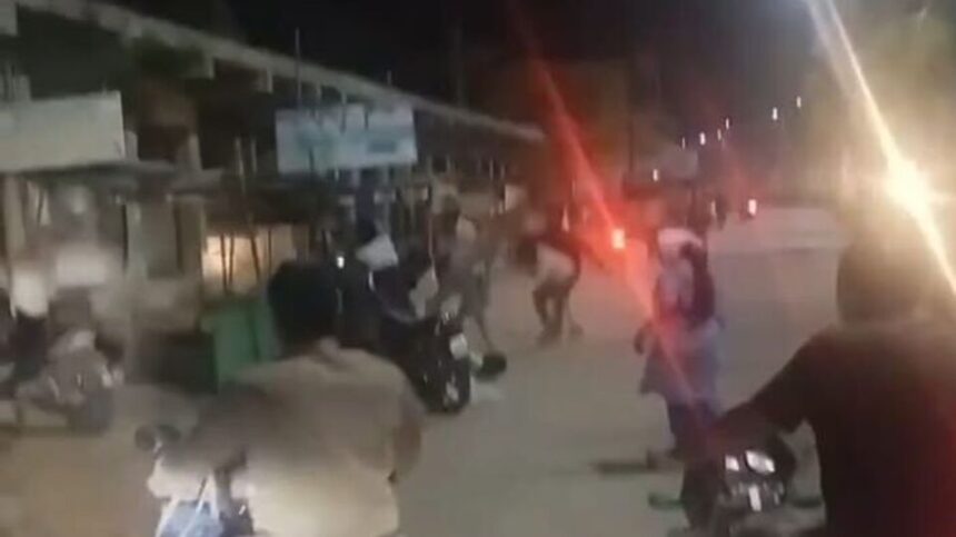 వీధి పోరాటం: మహబూబాబాద్‌లో భూ వివాదంలో నడిరోడ్డుపై నడిరోడ్డుపై .. సోషల్ మీడియాలో మీడియాలో వీడియో వీడియో