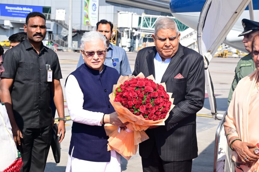 శంషాబాద్ విమానాశ్రయంలో ఉప ఉప రాష్ట్రపతి దంపతులకు ఘన స్వాగతం పలికిన గవర్నర్ గవర్నర్, మంత్రులు, ప్రముఖులు ప్రముఖులు