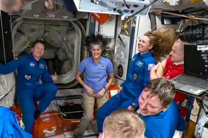 సునీటా విలియమ్స్: అంతరిక్షంలో 'ఓవర్టైమ్'- సునితా విలియమ్స్కి ఇచ్చే పరిహారం ఎంతో తెలిస్తే షాక్ అవుతారు!