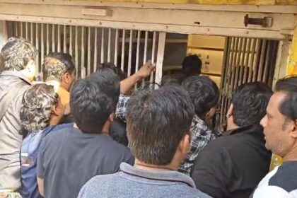 స్టాక్ పూర్తి చేయడానికి ఒప్పందాల మధ్య నోయిడా మద్యం దుకాణాల వద్ద మ్యాడ్ రష్