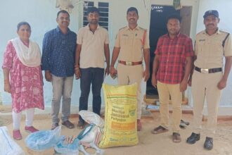 ఇంట్లో భారీగా పేలుడు పేలుడు పదార్థాలు .. జిలెటిన్ జిలెటిన్ స్టిక్స్, డిటోనేటర్లు స్వాధీనం చేసుకున్న చేసుకున్న పోలీసులు