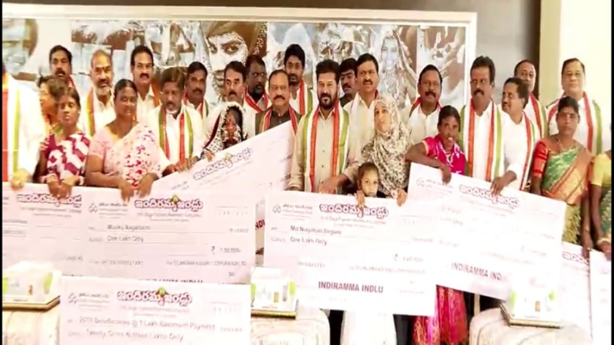 ఇందిరమ్మ ఇండ్ల లబ్దిదారులకు తొలి విడతగా లక్ష లక్ష రూపాయలు రూపాయలు రూపాయలు రూపాయలు చెక్కులు చెక్కులు పంపిణీ చేసిన సీఎం రేవంత్ రేవంత్ రెడ్డి- cm రెవంత్ రెడ్డి 1 లక్ష రూపాల చెక్కుల మొదటి విడత ఇందిరామా హౌసింగ్ లబ్ధిదారులకు పంపిణీ చేస్తుంది, తెలంగాణ.